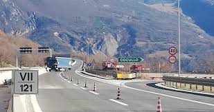 Non sono molto chiare le intenzioni dell'autista del tir, ma a quanto pare vuole fare inversione di marcia in autostrada. Camionista Sbaglia Strada E Decide Di Fare Inversione A U Sull Autostrada Immortalato Da Uno Scatto Abruzzolive