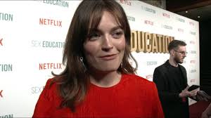 Aimee lou wood est une actrice britannique. World Premiere Emma Mackey Asa Butterfield Gillian Anderson Sex Education The Fan Carpet Youtube