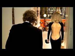 Le Grand Blond Avec Une Chaussure Noire La Robe Decolletee Du Dos De Mireille Darc Youtube