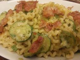 Prima di tutto tagliate il guanciale a quadretti e porre in padella: Pasta Con Zucchine E Bacon Croccante Il Blog Di Masly
