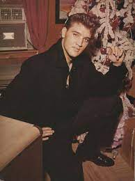 Here are some photos from the legendary singer's childhood! Young Beautiful Elvis Presley