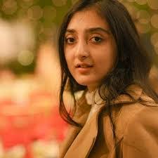 Elin Hampton's Instagram, Twitter & Facebook