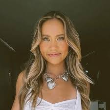 Amber Thelen's Instagram, Twitter & Facebook