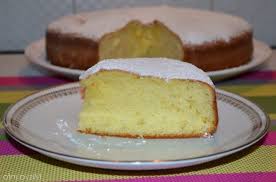 Una volta sfornato il dolce fare dei buchini sopra e spennellarlo con un po' di miele mischiato ad acqua così da renderlo più liquido, in questo modo il miele penetrerà nella torta al rosmarino per renderlo ancora più gustoso. Torta Al Miele Con Frutta E Yogurt