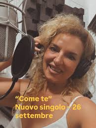 Sotto il cielo d'estate, la famiglia si fa cerchio, dove ogni sorriso è  luce e ogni silenzio, musica. 🎵 Segreto #francaferraro #Famiglia  #EstateInsieme #MomentiPreziosi #AmoreVero #CieloDestate #VitaInFamiglia  #GioiaCondivisa #Segreto #Emozioni ...