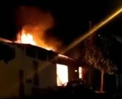 O incêndio teve origem na zona das escadas do prédio e as causas estão a ser apuradas. Incendio Morais Soares Idoso Morre Carbonizado Durante Incendio Em Residencia Na