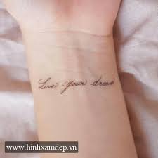 Jun 11, 2021 · với tóc tiên, dòng chữ be yourself trên cổ tay trái có ý nghĩa nhắc cô phải là chính mình trước khi trở thành ca sĩ hay diễn viên hay bất kỳ ai trong showbiz. Hinh XÄƒm Chá»¯ Nhá» á»Ÿ Cá»• Tay
