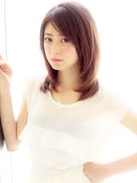 鎖骨下10 の前上がり レイヤー スタイル 顔まわりを包み込むようにレイヤーを入れてデザイン 小顔効果も カラーは9レベルの上品ラベンダーベージュ パーマは毛先ワンカール アイロン コテ スタイリングでも もちろんオッケー ヘアスタイリング ヘアー