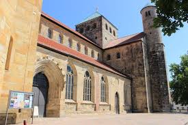 Sie war bis zur reformation die abteikirche der gleic. Geschichtstouren Hildesheim St Michaelis
