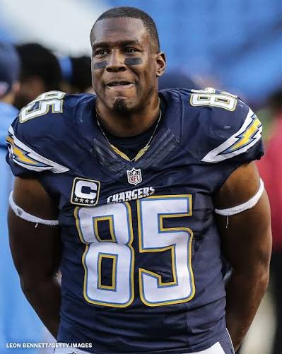 Antonio Gates has officially been inducted into the Pro Football Hall of  Fame 👏 Gates paid tribute to his father who died earlier this year ❤️
