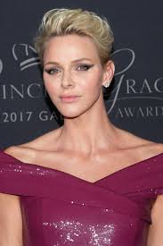 Fürstin charlène war mal schwimmstar, landete dann aber in monaco auf dem trockenen. Charlene Von Monaco Neue Frisuren Vogue Germany