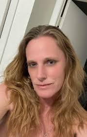 What hairstyle suits a woman with uneven hair growth and texture?