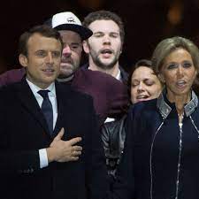 Casquette — la casquette est un couvre chef de tissu, cuir ou matière synthétique, pourvu d une visière, à la mode depuis le début du xixe siècle, très apprécié des jeunes et des sportifs pour son aspect léger et pratique. Design De Top Arata Bine Vanzare Pantofi PreÈ›uri Mai Mici Noi Qui Est L Homme A La Casquette 101openstories Org