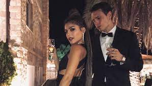 Η ελευθερία ελευθερίου, έχοντας κάνει πάνω από 2 εκατομμύρια views (!) με το το νέο single «δεν έχουμε σχέση» συνοδεύεται από ένα απολαυστικό video clip σε στιλ φαρσοκωμωδίας, στο οποίο. Eley8eria Eley8erioy O Syntrofos Ths Milhse Gia Th Sxesh Toys Star Gr