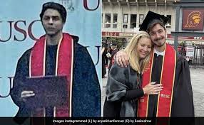 Lisa kudrow was the first among the friends gang to become a parent when she welcomed son julian stern in 1998, after having her pregnancy written into her character's arc. Are Aryan Khan And Lisa Kudrow S Son F R I E N D S See Viral Graduation Day Pics