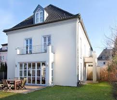 Elegante Doppelhaushalfte Im Villenstil Mit Moderner Lichter Architektur Nymphenburg Fassade Haus Haus Architektur