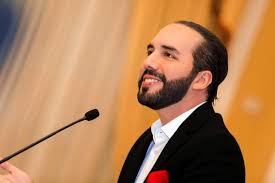 Internacional EL SALVADOR ENTREGARÁ COMPUTADORAS CON INTERNET GRATIS A  ALUMNOS Y MAESTROS El Presidente Salvadoreño, Nayib Bukelé expresó:  "Llegaron las primeras computadoras que entregaremos al 100% de niños y  jóvenes que estudian