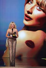 GANÓ SABRINAAAA! Short n' Sweet como Mejor Álbum Vocal Pop en los GRAMMYs  2025