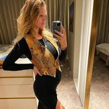 Ein mädchen, wie die werdenden eltern im netz verkündeten. Sie Zeigt Erstmals Ihren Babybauch Weltweitestars