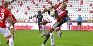 Fenerbahçe penaltı pozisyonu sonrası bu fotoğrafı paylaştı! Antalyaspor Fenerbahce Macinda Cok Tartisilacak Pozisyon Penalti Fotomac