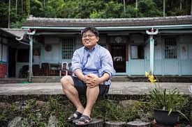 He contested the 2016 and 2020 legislative elections as a member of the new power party, winning the latter election. ä¸€é¡åˆ°åº• å¾‹å¸«é›£å¿˜çš„æ•¸å­—é‚±é¡¯æ™º