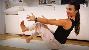 Vorbeugen im yoga schützen nicht nur vor zivilisationskrankheiten, sie stärken in jeglicher alltagssituation und helfen sogar dabei, einen blick in die eigene vergangenheit zu werfen. Yoga Anfanger Bauch Workout Fuhl Dich Gut Youtube