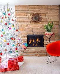 Pin By Jet On Modern Christmas Decor Food Drink Ideas Modern Christmas Decor Mid Century Modern Christmas Retro Christmas Decorations