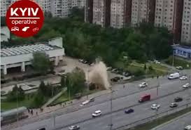 Происшествия в киеве, криминальные новости киева, последние события в жизни столицы за сегодня и многое другое. U Kiyevi Pislya Prorivu Trubi Provalivsya Asfalt Na Demiyivskij Novini Kiyeva