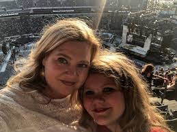 Lori Whitcomb's Instagram, Twitter & Facebook