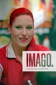 Sängerin Anna Rosenbaum während einer Autogrammstunde im Saturn am