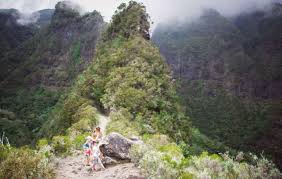 Ce département d'outre mer français est juste à côté de l'île maurice et de madagascar. La Reunion Randonnee Le Cirque De Mafate
