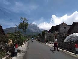 Merapi hari ini cukup cerah dan mandali. Suara Batu Longsor Dari Puncak Merapi Bergemuruh Di Desa Tlogolele Boyolali Bagian 1