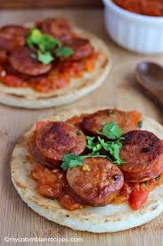 Arepa Con Chorizo Y Hogao Arepa With Chorizo And Creole Sauce Colombian Food Arepas Colombian Cuisine