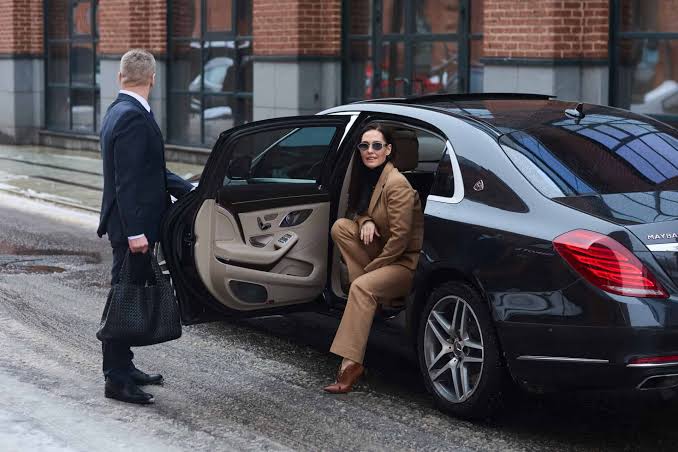 Why Tourists Prefer Chauffeur-Driven Cars in Dubai - Indus Chauffeur