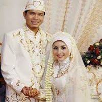 Contoh foto pre wedding outdoor muslimah pastilah sangat ingin diketahui oleh para pasangan calon pengantin yang ingin melangsungkan perni. 34 Ide Kumpulan Contoh Pose Foto Prewedding Muslimah Pose Prewedding Gaun Penerima Tamu Undangan Pernikahan Cetak