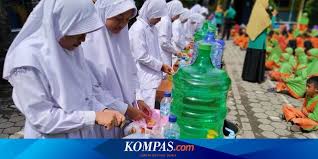 Bank soal uas sd kelas 1 2 3 4 5 6 ini kami bagikan untuk anda guru kelas di sekolah dasar yang menggunakan kurikulum 2013 dan semoga ini b. Tak Ikut Panik Hadapi Virus Corona Para Siswa Sd Ini Buat Empon Empon Hingga Poster Halaman All Kompas Com