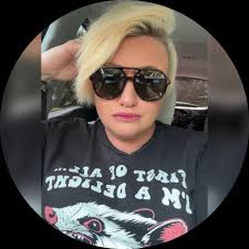 Sunrise is going to be a cutie today. And, you know what, so are you. Go  have a Monday 😎.