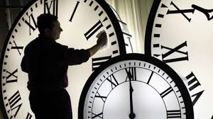 În 1996, ţinând cont de avantajele decalării orarului cu o oră vara, pentru a profita din 1997, ora de vară începe în românia în ultima duminică din martie şi se încheie în ultima duminică din octombrie, la fel ca în toate ţările europene. Romania Trece DuminicÄƒ La Ora OficialÄƒ De Vara Ora Europei Orientale