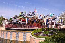 Statue de buzz l'eclair à l'entrée de toy story playland de. Frontiera FinalÄ O VizitÄ La Disneyland Paris Europa