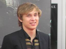Zuzana i její sourozenci jsou korunováni za krále a královny narnie, stráví v ní mnoho let a dospějí tam. Peter Pevensie Wikidata