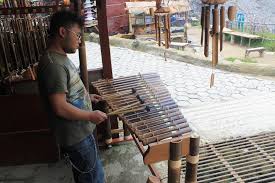 Cara memainkannya pun cukup mudah, kamu hanya perlu menggoyangkan bagian bawahnya saja. Calung Alat Musik Yang Menghasilkan Harmoni Indah Indonesia Kaya