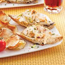 Une Pizza Baguette A La Salade De Thon Pour Regarder Le Super Bowl Sans Trop Faire Grimper Les Calories Food Recipes Cooking