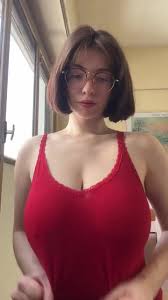 Alguien sabe el nombre de la chica? Does anyone know his name?