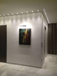 Una Parete Illuminata Da Faretti Led A Incasso A Soffitto Illuminazione Faretti Faretti Illuminazione