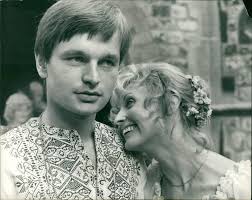 Amazon.com: Vintage photo of Nyree Dawn porter after her marriage to Robin  Halstead the actor at st Marys church. : 居家與廚房