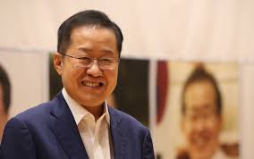 작년 4.15 총선 당시 공천탈락에 불복, 탈당한 후 대구 수성을에서 무소속으로 출마해 당선됐던 홍준표 의원이 24일 국민의힘으로 복귀했다. ì´ì¤€ì„ í™ì¤€í'œ ë³µë‹¹ì´ ì˜³ì•„ ë‹¤ë¥¸ ëª¨ìŠµ ë³´ì—¬ì¤„ ê²ƒ