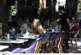Προβληματισμένοι εστιάτορες και ιδιοκτήτες αιθουσών εκδηλώσεων με τα νέα μέτρα. Lwecs9vwsuu8tm