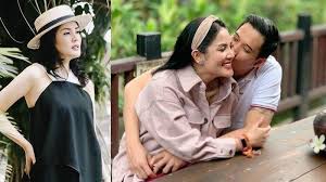 Nindy ayunda dan suami di rumah mereka yang megah dan difasiliasi lift seperti terlihat di latar potret (foto: Biodata Rekam Jejak Suami Nindy Ayunda Pengusaha Digoda Banyak Wanita Hingga Terjerat Narkoba Tribun Timur