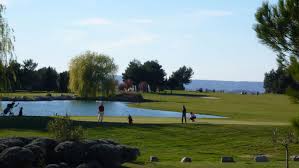 Admirablement entretenu, il offre un vrai challenge sportif aux joueurs de tous niveaux grâce à ses vastes et nombreux départs et à la variété des coups. Golf International De Pont Royal All Square Golf