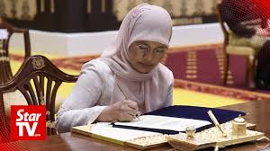 Datuk tengku maimun tuan mat has been appointed as the new chief justice of malaysia. Tengku Maimun Takes Oath Of Office As Chief Justice Thestartv Com